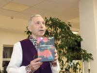 Dzejnieka Anatolija Gallera radošais vakars pulcēja kuplu apmeklētāju skaitu